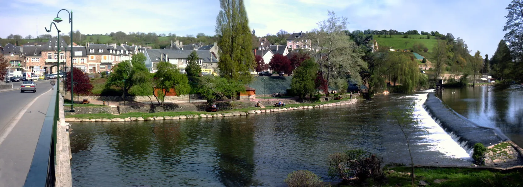 Vue panoramique de Pont-d'Ouilly, sur le fleuve Orne, Calvados, Normandie, Frnce.