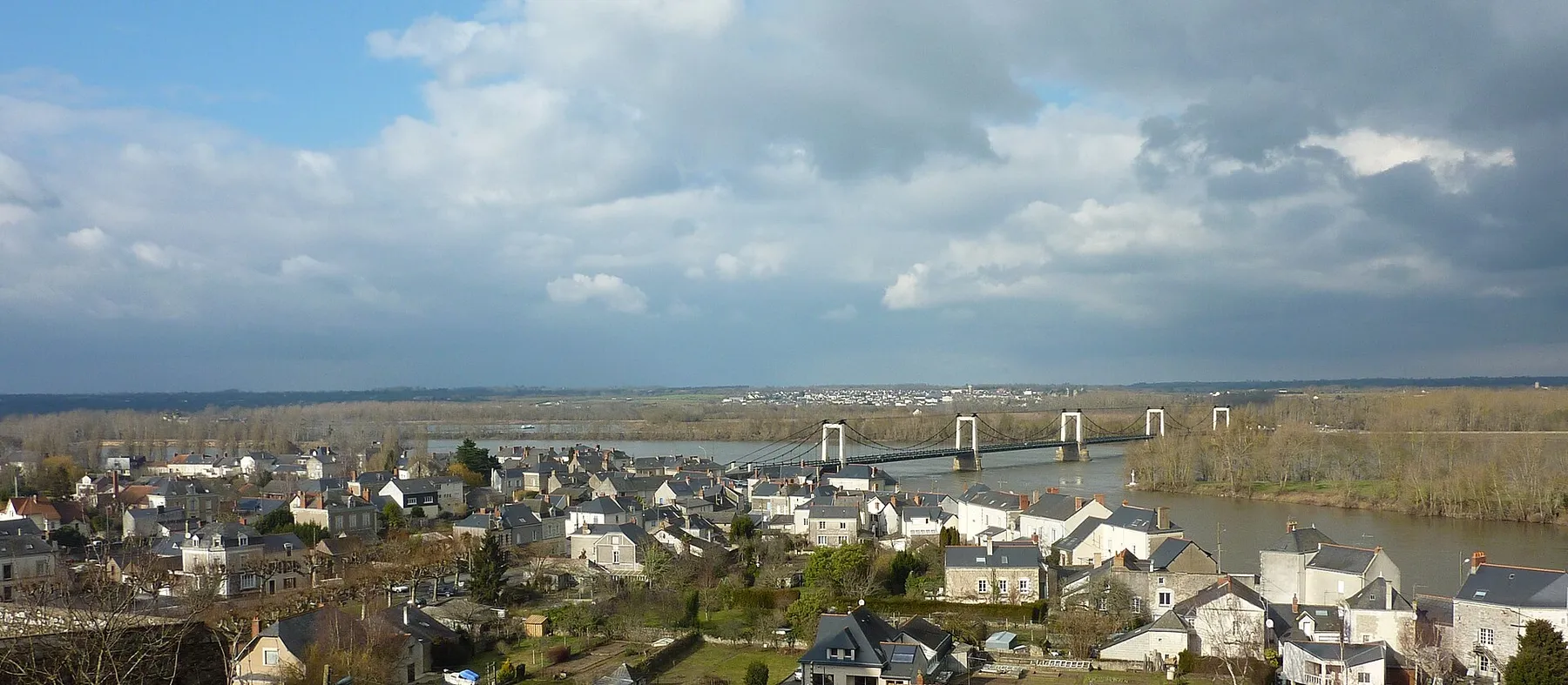 Vue depuis la place de l'église Saint-Symphorien