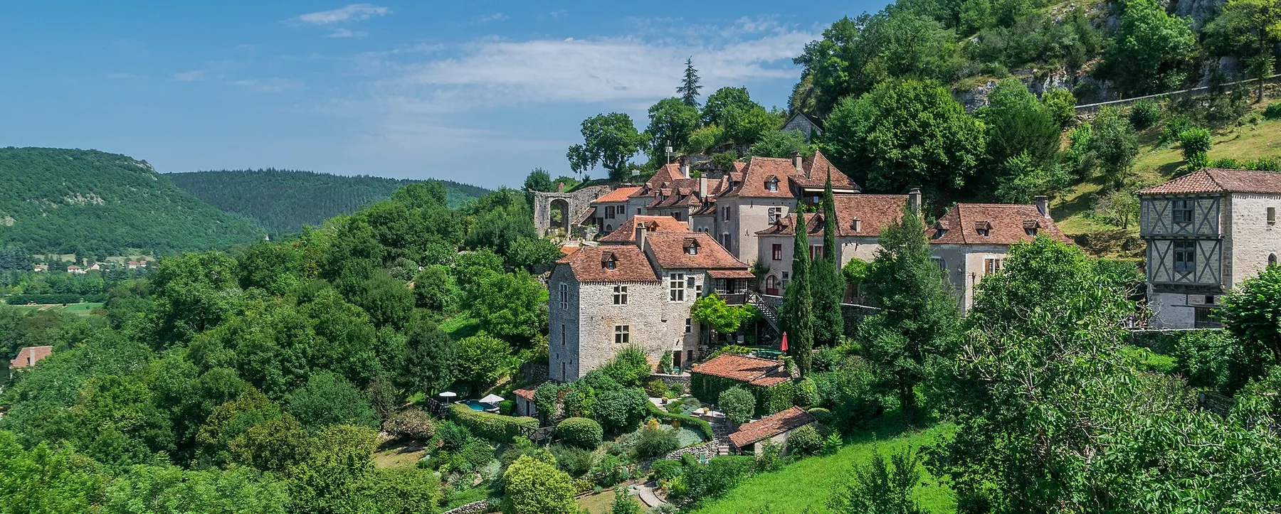 View of buildings at Rue de la Pelissaria in Saint-Cirq-Lapopie, Lot, France