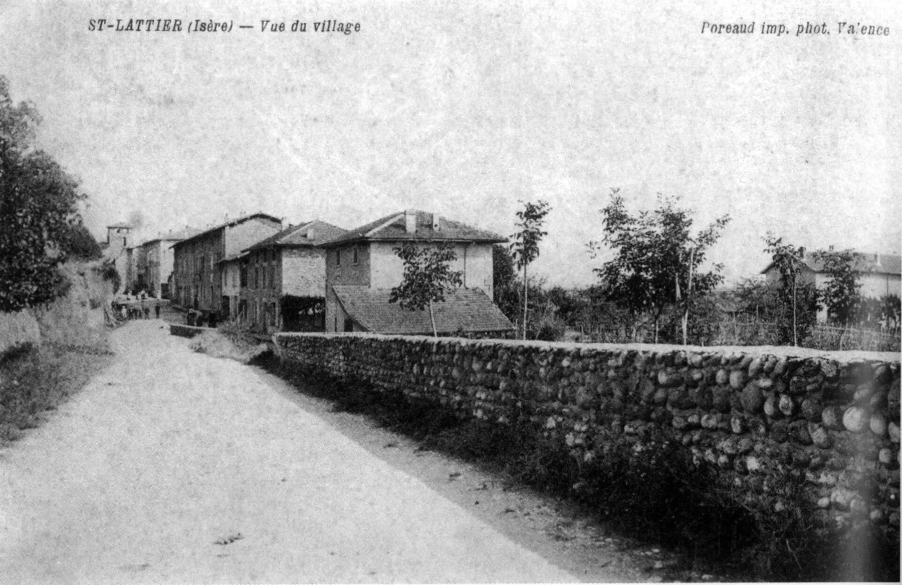 Saint-Lattier, vue du village, 1906