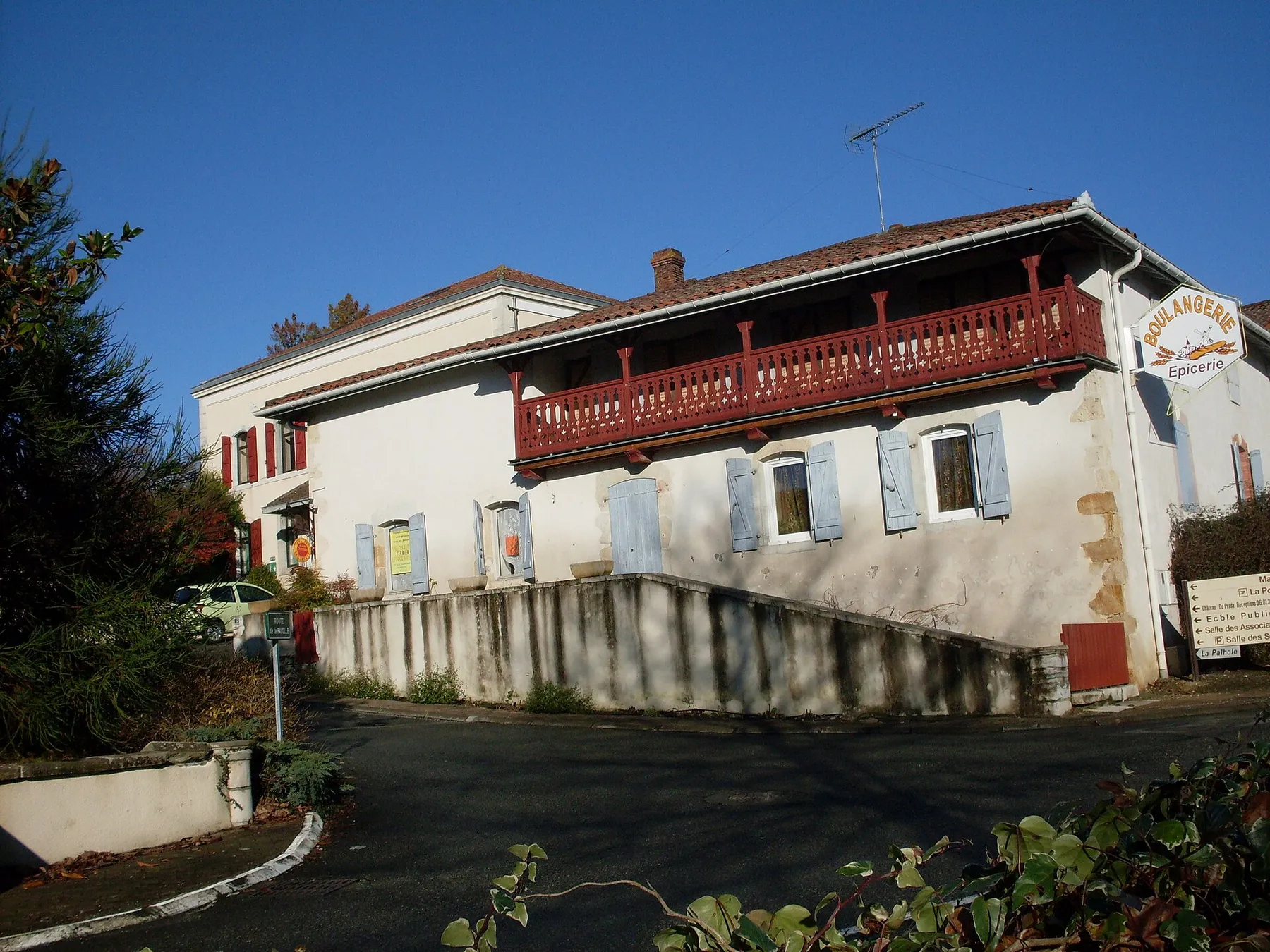 Saint-Lon-les-Mines, la boulangerie-épicerie et derrière le bâtiment de la mairie