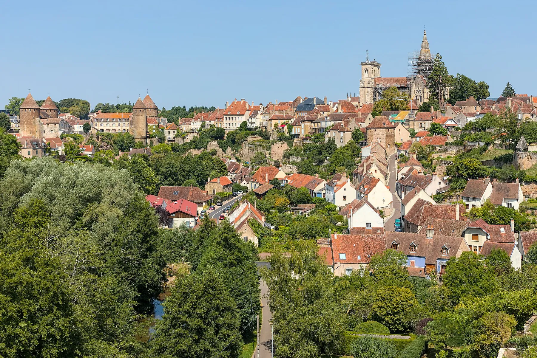 Semur-en-Auxois (Côte-d'Or, France) - View of the old town from the former railway viaduct