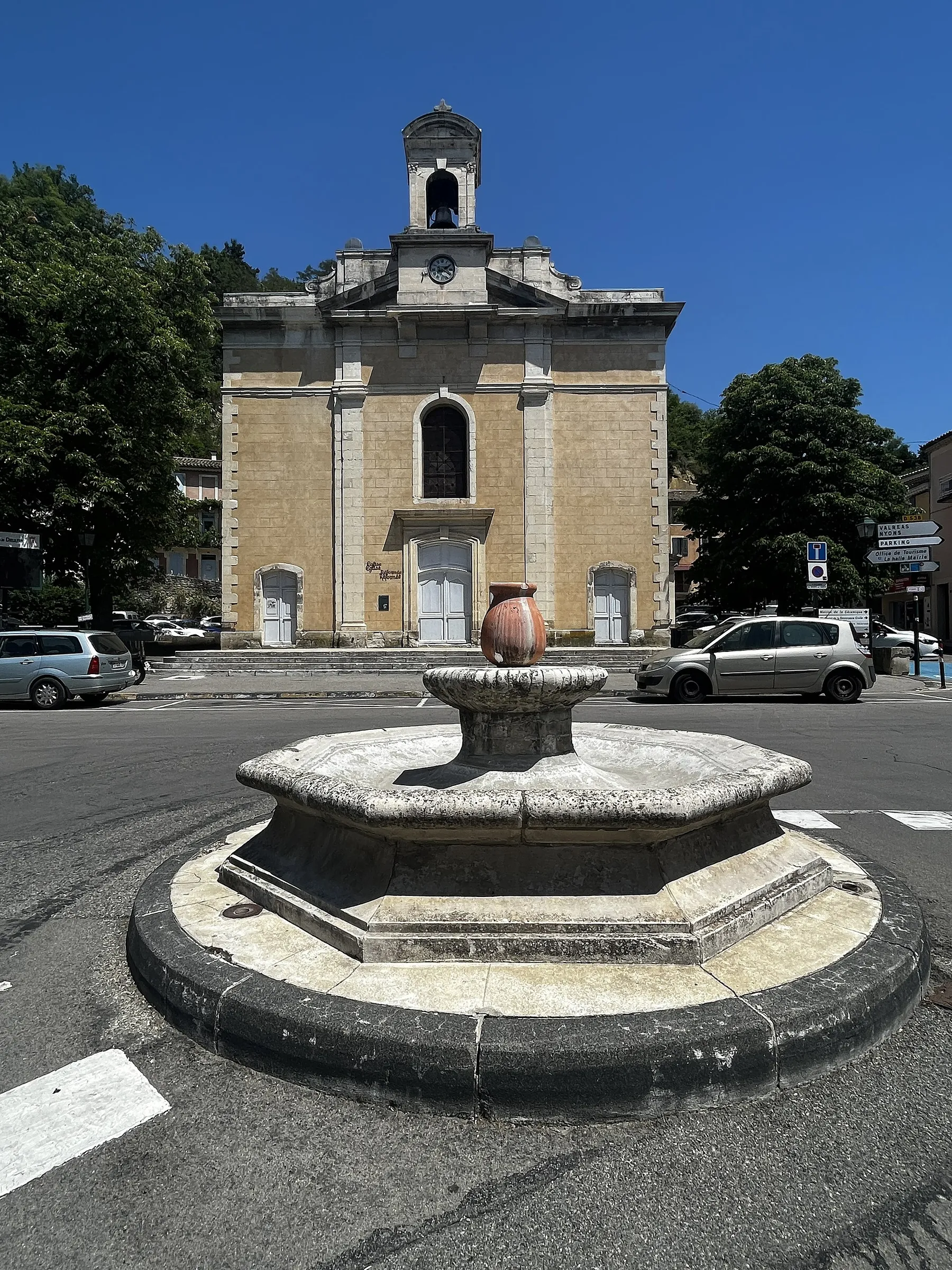 Temple protestant de Dieulefit, place Châteauras en juillet 2022.