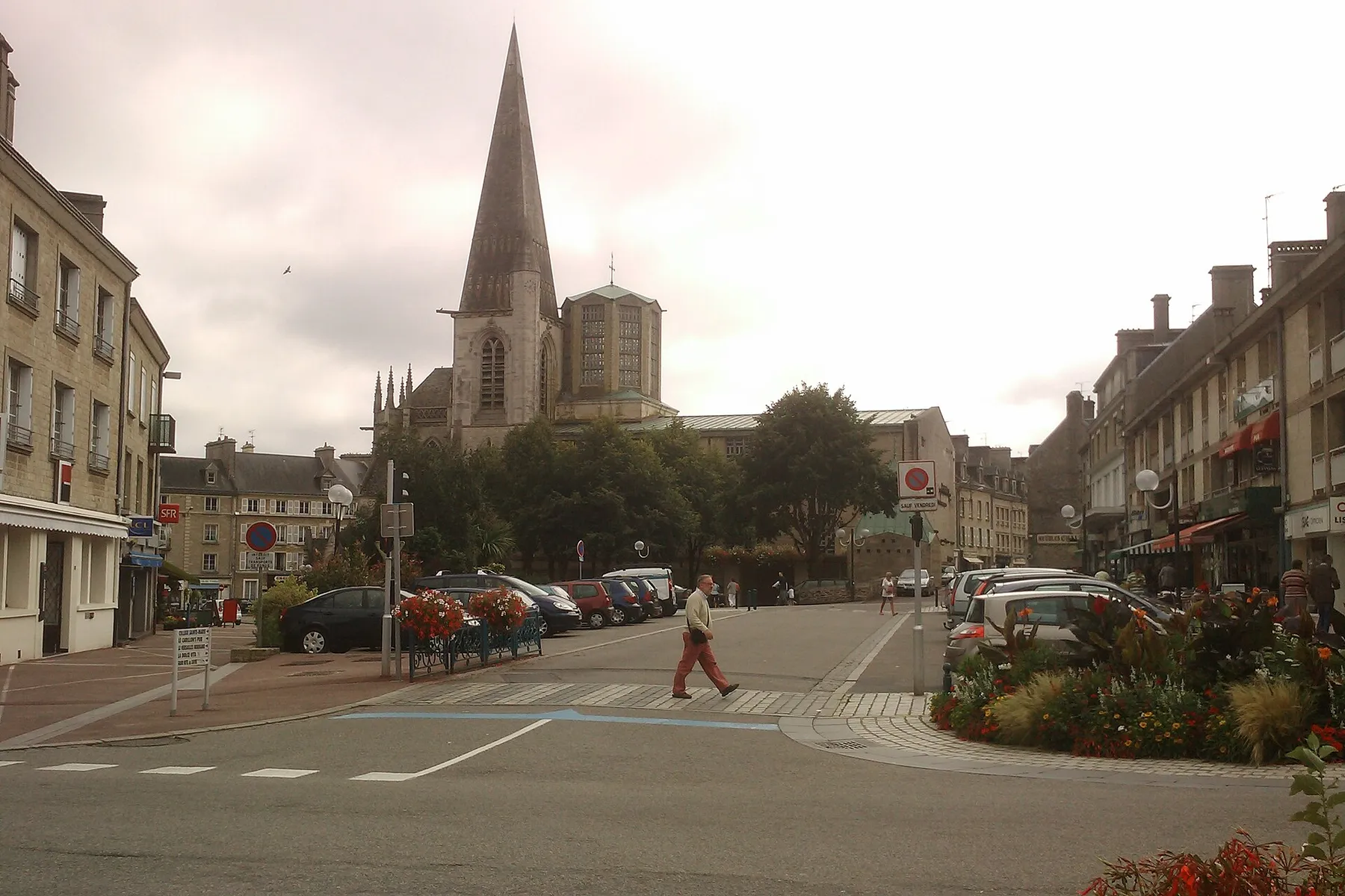 Place Vicq d'Azir à fr:Valognes avec au fond l'église Saint Malo