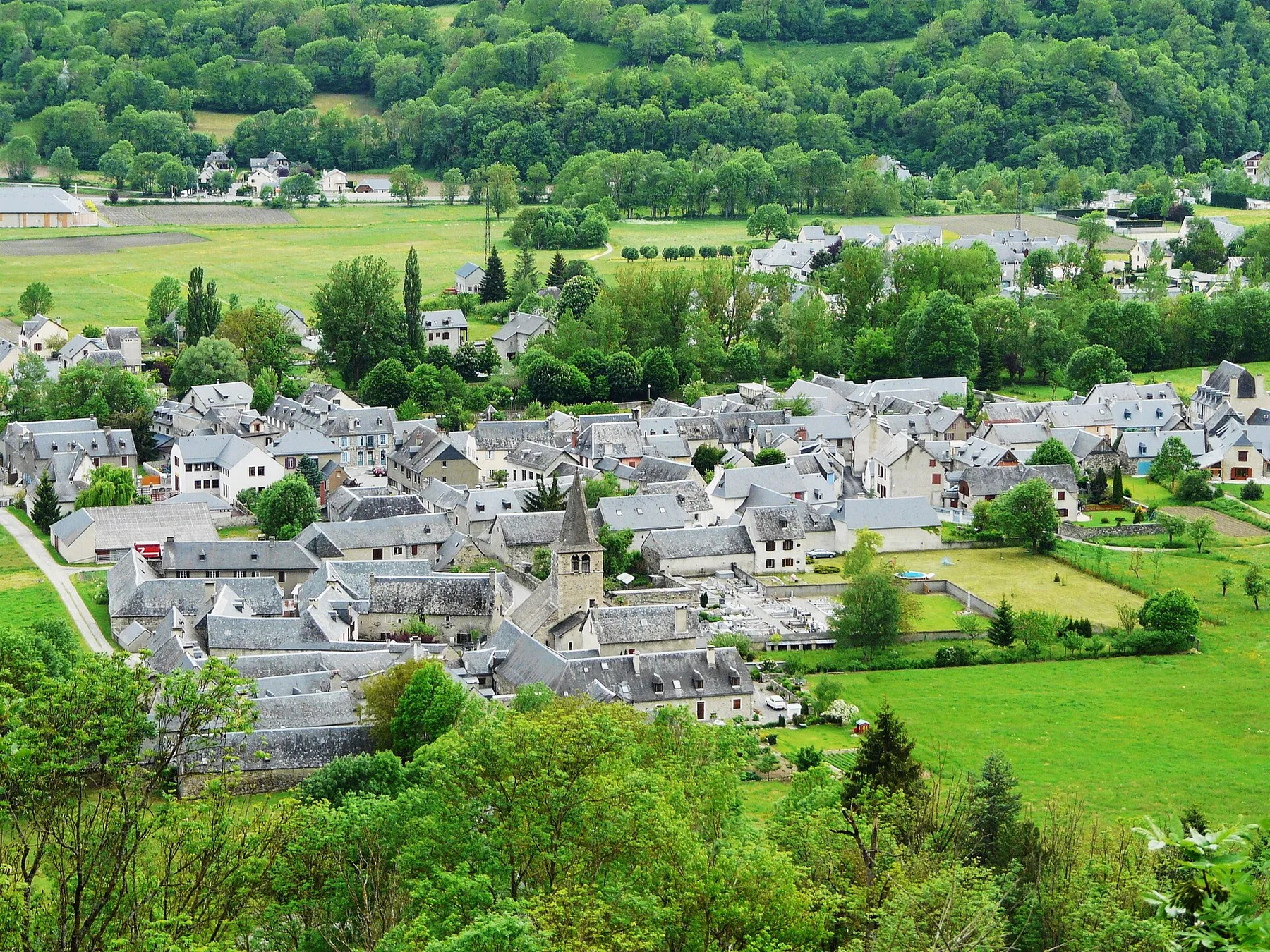 Le village de Vielle-Aure vu depuis le nord-est, Hautes-Pyrénées, France.